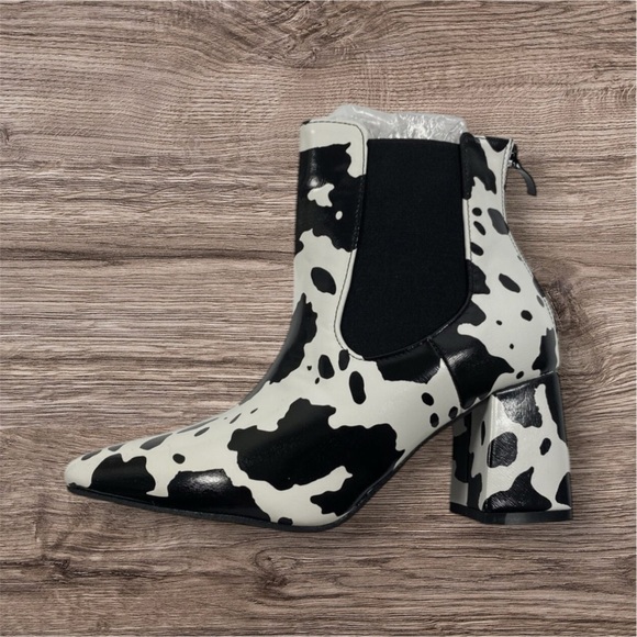 Chelsea Stylish Western Cow print Black and White Women's Ankle Boots♥️ - Picture 3 of 5